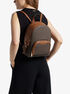 حقيبة ظهر جيسي متوسطة الحجم بشعار الماركة